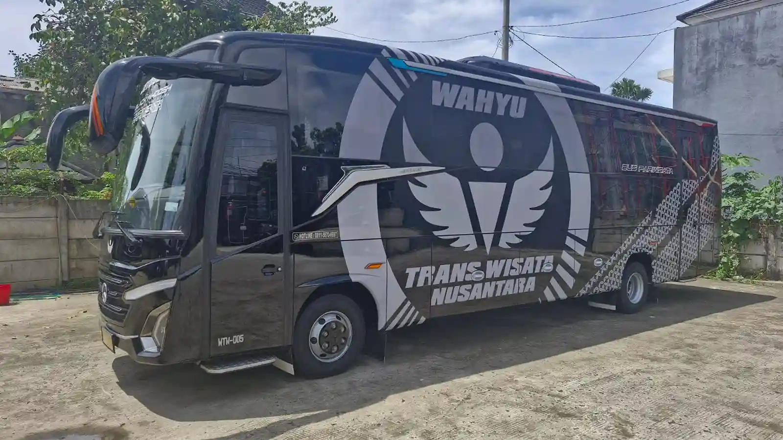 Medium Bus dari Samping