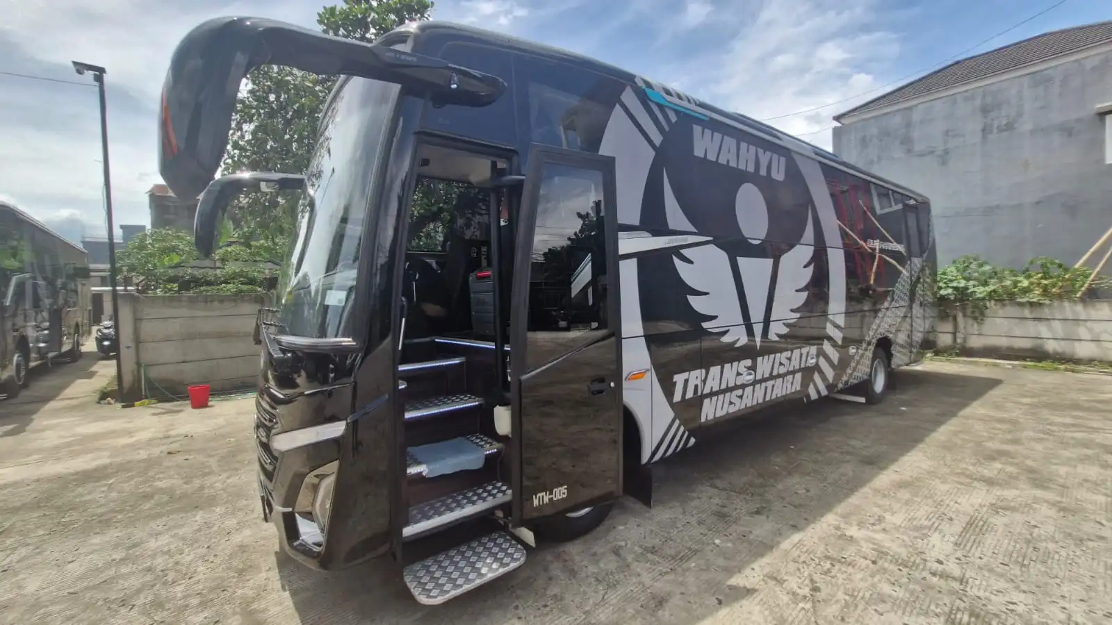 Sewa Medium Bus Pariwisata