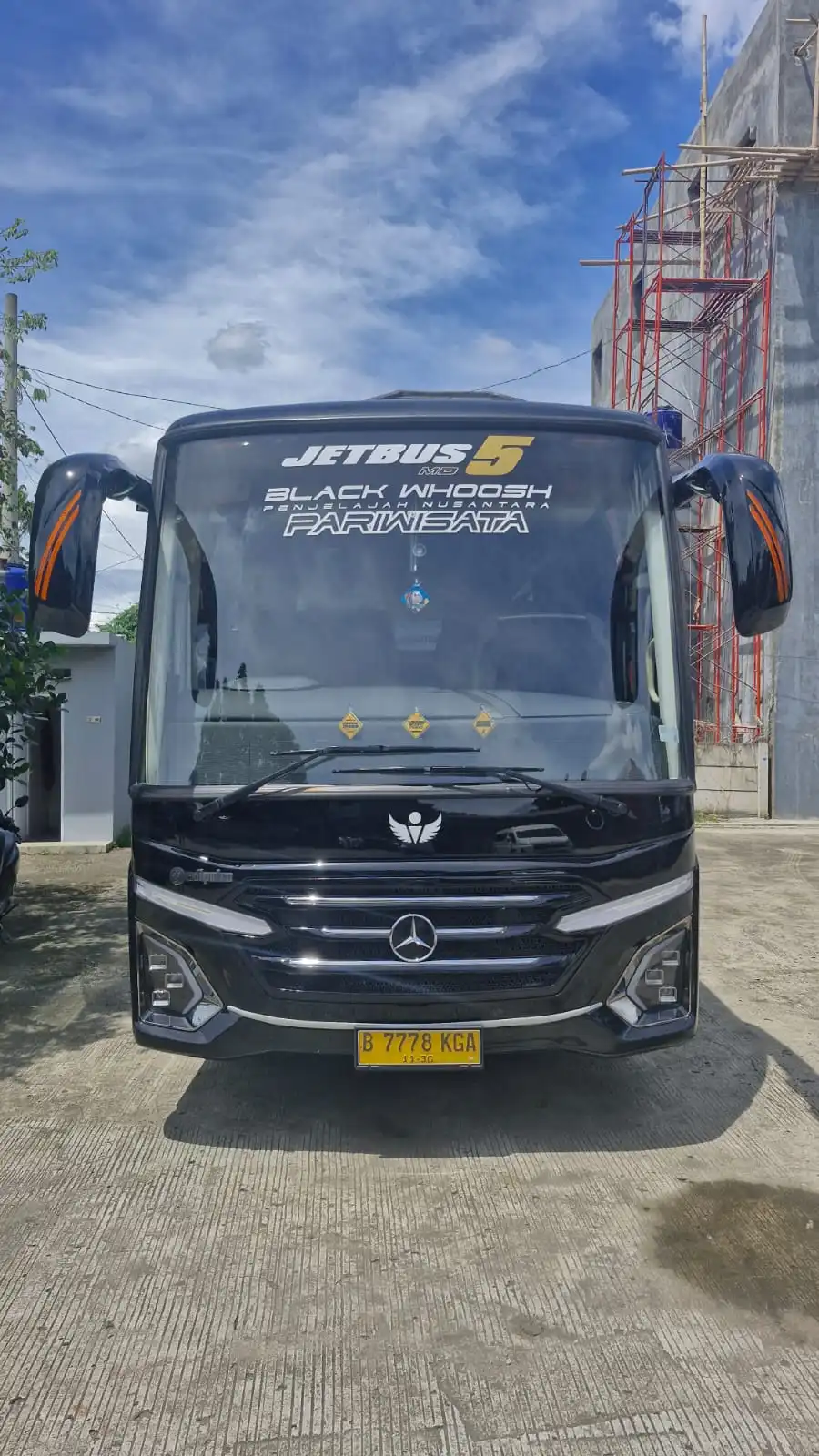 Tampak Depan Medium Bus